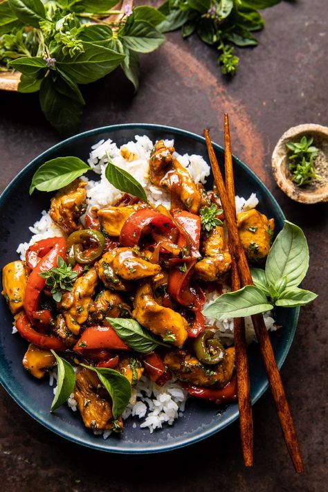 Weeknight style 25 Minute Black Pepper Jalapeño Basil Chicken Stir Fry. The super fast chicken stir fry that everyone requests. Quick-cooking chicken tossed in a sweet, tangy, and spicy black pepper sauce with plenty of bell peppers, jalapeños, and basil. Serve this chicken over coconut lemongrass rice. Every bite is saucy, sweet, spicy, and perfectly seasoned with basil. It’s delicious and healthy. Half Baked Chicken Recipes, Chicken Fillet Recipe, Asian Chicken Stir Fry, Quick Stir Fry Recipes, Stir Fry Chicken, Half Baked Harvest Recipes, Honey And Soy Sauce, Arroz Frito, Harvest Recipes