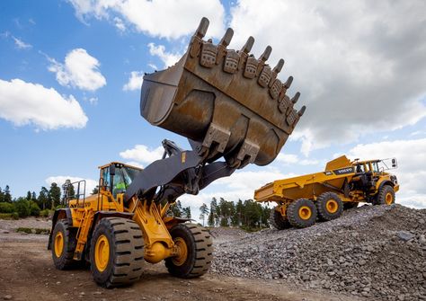 Front End Loader, Used Construction Equipment, Pre Wedding Photoshoot Props, Construction Images, Heavy Construction Equipment, Mining Equipment, Wheel Loader, Heavy Machinery, Work Tools