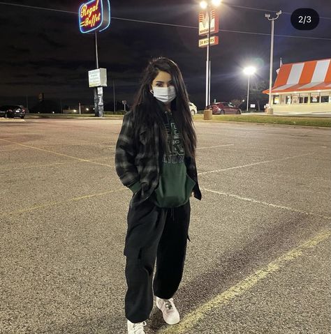 Flannel Sweatpants Outfit, Flannel With Hoodie Outfit, Flannel And Hoodie Outfit, Winter Flannel Outfits, Hoodie And Flannel Outfits, Shotting Photo, Tomboy Style Outfits, Streetwear Fashion Women, Teenager Outfits