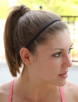 13 Pretty (And Practical) Gym Hairstyles to Try | StyleCaster Exercise Hairstyles, Sporty Ponytail, Soccer Hairstyles, Gym Hair, Pretty Headbands, Simple Headbands, Find Hairstyles, Sport Hair, Gym Hairstyles