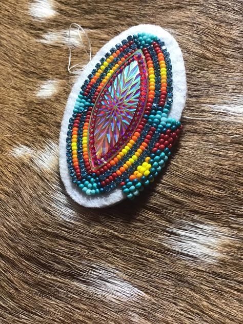 Beaded Medallion Patterns, Beaded Earrings Native Beadwork, Native Bead Work, Bead Jewelry Patterns, Indian Beadwork, Beautiful Beaded Earring, Native American Beadwork Patterns, Native Earrings, Seed Bead Jewelry Patterns