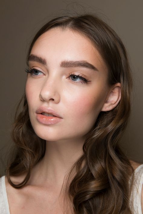 This Pin was discovered by Stylecaster. Discover (and save!) your own Pins on Pinterest. Natural Prom Makeup, Best Natural Makeup, Beauty Make-up, Braut Make-up, Natural Wedding Makeup, Natural Beauty Tips, Natural Makeup Looks, Prom Makeup, Beauty Videos