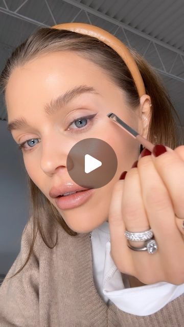 GINE MARGRETHE on Instagram: "Eyeliner one on one 🖤 how to! Lovelove #howtobeauty #eyeliner #makeupforbeginners #makeuptutorial" Classic Eyeliner Looks, Minimal Winged Eyeliner, Natural Winged Eyeliner Look, Soft Eyeliner Look, No Eyeliner Makeup Look, Subtle Winged Eyeliner, Eyeliner Natural Look, Eyeliner Hacks For Beginners, How To Eyeliner