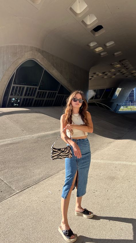 Styling the fashion trend piece of 2023: a blue denim midi skirt. I‘m wearing a blue denim midi skirt from Stradivarius, a simple beige crop top from Zara, plateau sandals from Zara, rayban sunglasses and a baguette bag with a zebra print as an eyecatching piece. Late summer outfit inspo, Ootd, ootd fall, ootd 2023, outfit inspirationen, outfit ideen, outfit, outfit inspiration fall, outfits aesthetic, outfits Fall Outfits Inspiration, Outfits 2023 Fall, Fall Outfit Aesthetic, Beige Crop Top, Late Summer Outfits, Beige Crop Tops, Fall Ootd, Ootd Fall, Aesthetic Fall