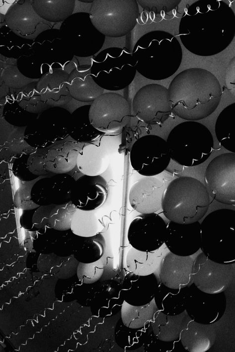 Black And White Balloons Aesthetic, Black And Silver Themed Birthday Party, House Of Balloons Party Theme, Black Swan Party, House Of Balloons Party, Black Birthday Aesthetic, Black And Silver Party Theme, House Of Balloons Aesthetic, Chaotic Wallpaper