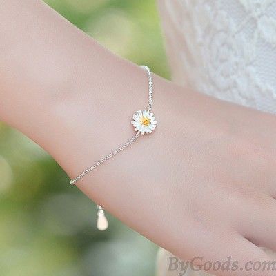 <3 Cute Silver Chain Bracelet with Daisy Charm <3 Silver Rings With Stones, Daisy Bracelet, Silver Jewellery Sets, Silver Chain Bracelet, Silver Jewelry Handmade, Jewelry Outfit, Cute Bracelets, Hand Jewelry, Girly Jewelry