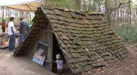 Anglo Saxon House: A Reconstruction - Medievalists.net Anglo Saxon Houses, Anglo Saxon Tattoo, Aged Architecture, Anglo Saxon Clothing, Viking Hall, Anglo Saxon Runes, Saxon History, Anglo Saxon History, Alfred The Great