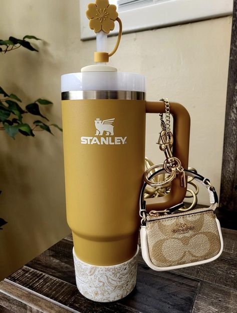 Stanley Cup With Accessories, Stanley Accessories Aesthetic, Stanley Decorated, Stanley Cup Accessories Ideas, Stanley Cup Gift Ideas, Starbucks Gift Ideas, Stanley Cup Colors, Vinyl Cup Ideas, Stanley Cup Accessories