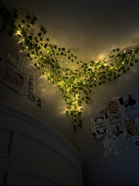 Fake Ivy And Fairy Lights, Poison Ivy Decor, Slay Bedroom, Vines With Fairy Lights, Fairy Lights Decor Bedroom, Ivy And Fairy Lights, Fairy Core Room, Jungle Themed Bedroom, College Bedroom Decor