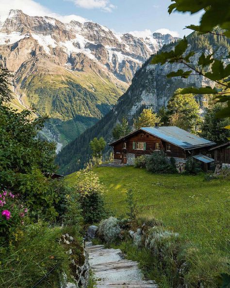 Dream Environment, Swiss Mountains, Cabin In The Mountains, A Cabin, Alam Yang Indah, Bern, Nature Aesthetic, Pretty Places, In The Mountains