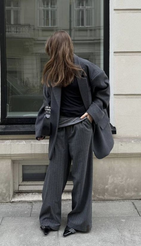 Grey Monochrome Outfit, Grey Longsleeves Outfit, Academia Reading Aesthetic, Grey Monochromatic Outfit, All Grey Outfit, Dark Academia Reading, Outfit For Rainy Day, Fall Aesthetic Dark, All Black Fits