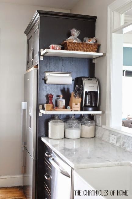 Vertical Space for Floating Shelves: "This way I can keep all the things I use most often - coffee maker, knives, salt and pepper, paper towels, baskets for bread and produce, and spare grocery items - right on hand without sacrificing counter space" Small Apartment Kitchen Decor, Organiser Cucina, Koti Diy, Kitchen Ikea, Interior Boho, Small Apartment Kitchen, Kabinet Dapur, Kitchen Decor Apartment, Spice Racks