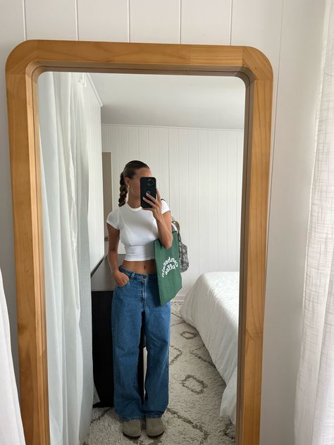 Women Baggy Jeans Outfit, Levi’s Baggy Dad Jeans Outfit, Baggy Dad Jeans Outfit, 90s Baggy Jeans Outfit, Dad Jeans Outfit Women, 2025 Outfits, Baggy Jeans Outfit, Jeans Outfit Women, 2024 Outfits