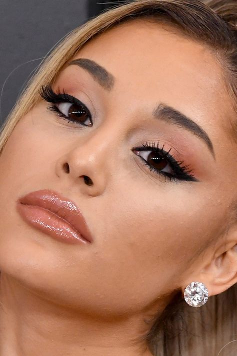 Ariana Eye Makeup, Ariana Makeup Look, Ariana Grande Make Up Look, Maquillaje Ariana Grande, Ariana Grande Eye Makeup, Makeup Looks Celebrities, Ariana Grande Skin, Ariana Grande Lips, Ariana Grande Makeup Looks