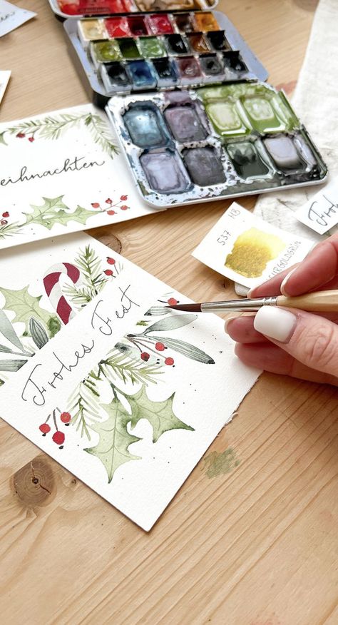 Gestalte 4 einfache Aquarell Karten für Weihnachten. Wir zeigen dir Schritt für Schritt wie du deine Motive aufbaust, malst und mit Letterings verschönerst. Klicke jetzt auf unseren Blog. #Festtagszauber Aquarell Christmas Cards, Christmas Card Aquarell, Xmas Cards Diy, Hand Painted Christmas Cards, Watercolor Christmas Cards Diy, Christmas Card Envelopes, Painted Christmas Cards, Christmas Card Ideas, Winter Watercolor