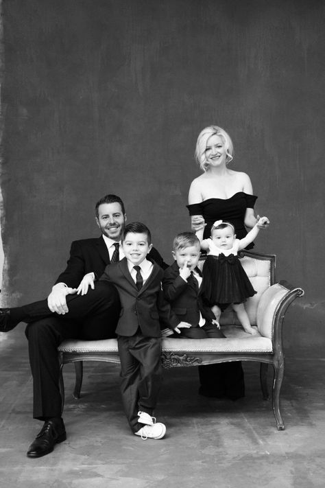 classic black and white family studio photographs nicole caldwell 08 Family Portrait Photography Poses, Family Potrait, Family Studio Photography, Shooting Studio, Studio Photography Poses, Family Portrait Photography, Family Picture Outfits, Christmas Family Photos, Family Photo Outfits