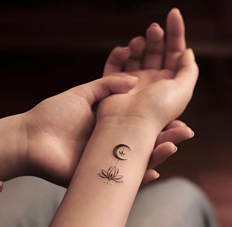 50 Gorgeous Minimalist Tattoos To Level Up Your Feminine Grace - Beauty, Fashion, Lifestyle and Trending Men Hand Tattoo, Tattoo Ideas For Men Hand, Small Minimalist Tattoo, Arm Tattoo For Women, Classy Tattoo, Tattoo Spine, Unique Tattoos For Women, Pretty Tattoo, Hand Tattoos For Girls