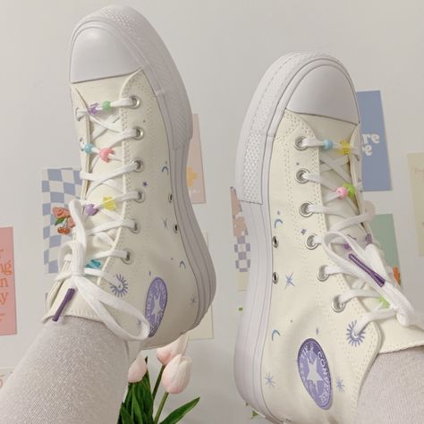 Pastel Converse Aesthetic, Beads On Converse, Converse Makeover, Converse Beads, Beaded Shoes Laces, Beaded Converse, Shoelace Ideas, Pastel Converse, Converse Shoes Aesthetic