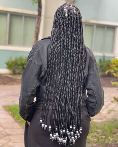 Knotless Braids with Beads: 34 Inspos for You Individual Braids With Beads, 30 Knotless Braids, Box Braids Beads, Knotless Braids With Beads, Bridesmaid Hair Curly, Cornrows With Beads, Heart Braid, 2023 Aesthetic, Individual Braids