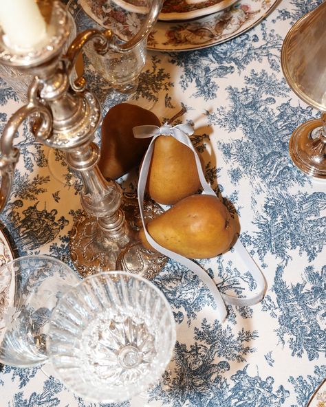 ‘Vintage American Game’ inspired Fall Tablescape🤍���🦃 Autumn, you are our favorite season- the season to gather! This year, we were inspired by American game- pheasants, turkeys.. mixed with our favorite colors: blue and white! We love to experiment with unconventional color combinations, and couldn’t be happier with this blue and brown mix🤎🍂 The entire tablescape design was designed around these @williamssonoma Newbury Turkey Plates, paired with this blue and white toile tablecloth. Add your... Winter Blues Aesthetic, Toile Tablescape, Toile Tablecloth, Tablescape Design, Blue And White Toile, Turkey Plates, Brown Plates, American Games, Blue Toile