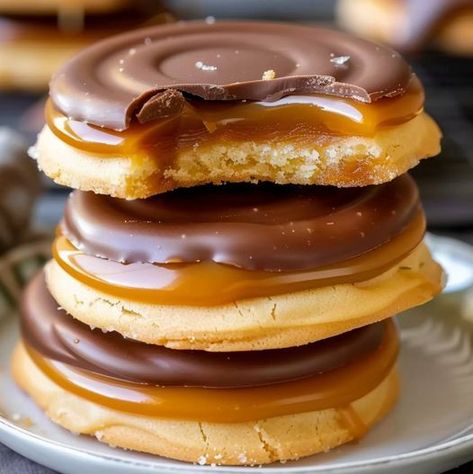 Gluten Free Twix, Twix Cookie, Cookie Cups Recipe, Grandma Cooking, Twix Cookies, Chill Time, Caramel Cookies, Dessert Stand, Cookie Cups