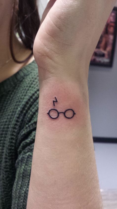 Harry Potter Tattoos Glasses, Harry Potter Simple Tattoo, Harry Potter Glasses Tattoo, Harry Potter Lightning Bolt Tattoo, Simple Harry Potter Tattoo, Harry Potter Tattoo Unique, Harry Potter Lightning Bolt, Lightning Bolt Tattoo, Harry Tattoos