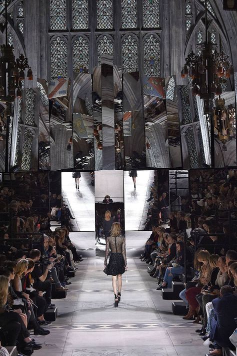 Mulberry's show took place in London's Guildhall, made surreal by a mirror installation. Surreal Set Design, Mirror Stage Design, Mirror Set Design, Keto Fathead Pizza, Runway Aesthetic, Fathead Pizza, Catwalk Design, Venice Beach Los Angeles, Prairie House