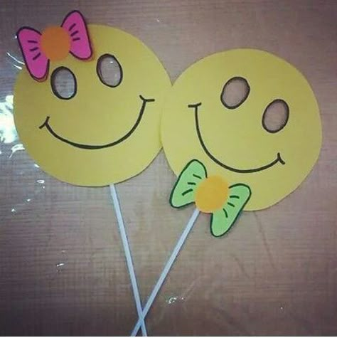 Smiley Craft Ideas, Emoji Craft, Craft From Waste Material, Preschool Art Activities, Face Masks For Kids, Kindergarten Crafts, Kindergarten Art, Art N Craft, Paper Crafts For Kids