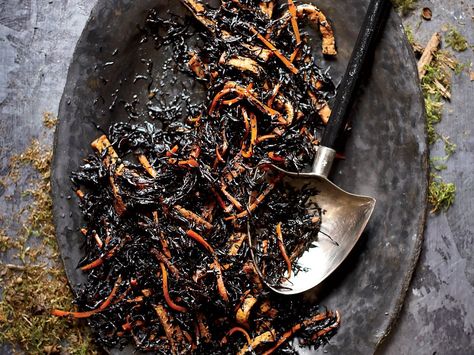 The Japanese seaweed hijiki, mixed with fried tofu and tossed with sesame oil dressing, makes a lovely Halloween-ready salad that just happens to look... Halloween Salad Ideas, Fantasy Dishes, Black Foods For Party, Spooky Salad, Halloween Salads, Hijiki Salad, Halloween Nibbles, Spooky Meals, Black Foods