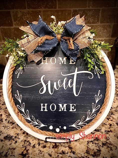 Pizza Pan Wreath, Door Signs Diy, Pizza Pan, Diy Dollar Tree Decor, Dollar Tree Decor, Dollar Tree Diy Crafts, Diy Dollar Store Crafts, Tree Crafts, Dollar Tree Crafts