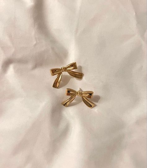 Photo of gold jewellery earrings on the bed with white bedsheets. Bows aesthetic 2024. Fashion trends. Ac Villager, Jewellery Photo, Bows Coquette, Animal Crossing Characters, Hairdo For Long Hair, Bow Earrings, Accessories Clothing, Dream Jewelry, Kids Jewelry