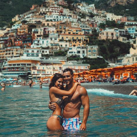 Positano, Amalfi Coast Funny Couple Pictures, Couple Beach Pictures, Funny Couple, Summer Photoshoot, Pictures Poses, Italy Photography, Couple Picture Poses, Relationship Goals Pictures, Funny Couples