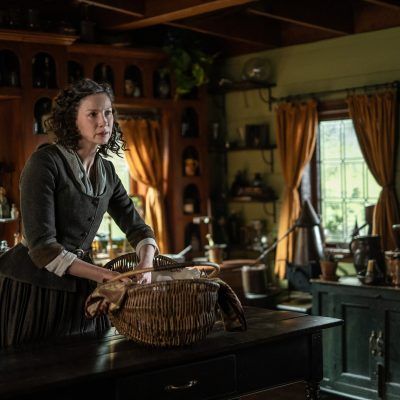 28 HQ Stills From Episode 7x02 of Outlander "The Happiest Place on Earth" - Outlander OnlineOutlander Online Outlander Kitchen, Outlander Costumes, Outlander Characters, Sam Heugan, Jamie Fraser Outlander, Sam And Cait, English Cottage Style, Claire Fraser, Outlander Jamie