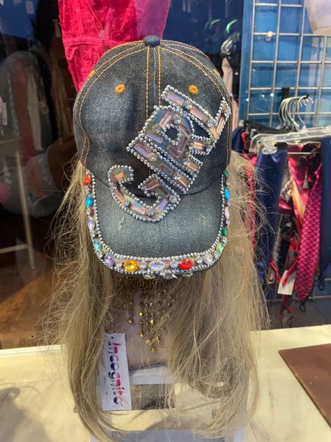 Bedazzled Trucker Hat, Trucker Hat Outfit, Hat Outfits, Custom Trucker Hats, Outfits With Hats, Summer 2022, Bella Hadid, Trucker Hats, Festival Captain Hat