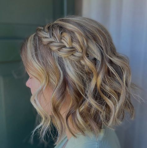 Wedding Hair Down Medium Length Middle Part, Bob Hairstyles Bridesmaid, Short Curly Bridesmaid Hair, Simple Bridal Hairstyles For Short Hair, Hair Styles For Prom Short Hair, Short Half Up Half Down, Prom Hair For Short Hair, Short Hairstyles For Wedding, Hairstyles For Wedding Party