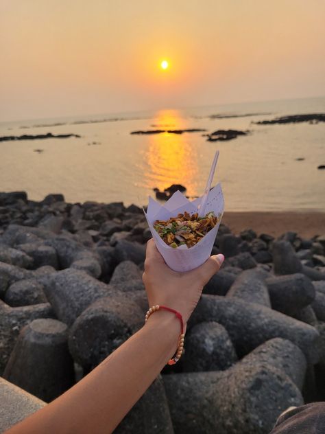 chowpatty, beach, photo inspo, aesthetic, mumbai aesthetics Chowpatty Beach Mumbai, Mumbai Photography Poses, Mumbai Girl Aesthetic, Juhu Beach Mumbai Night, Mumbai Places, Bombay Aesthetic, Aesthetic Mumbai, Mumbai Beach, Mumbai Aesthetic