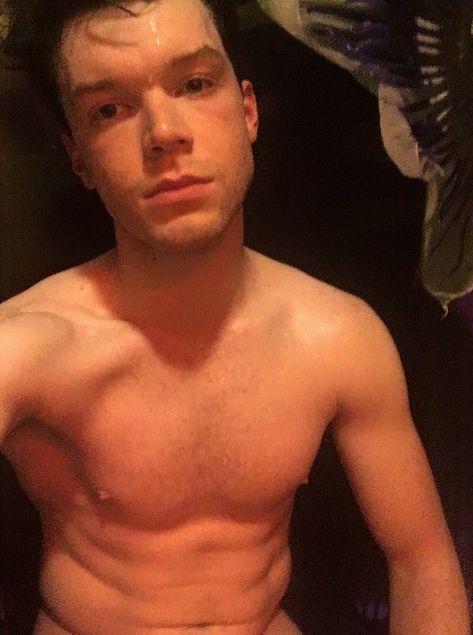 Cameron Monaghan Gotham, Shameless Series, Is It Hot In Here, The Shameless, Shameless Scenes, Shameless Mickey And Ian, Shameless Characters, Ian Shameless, Shameless Tv Show