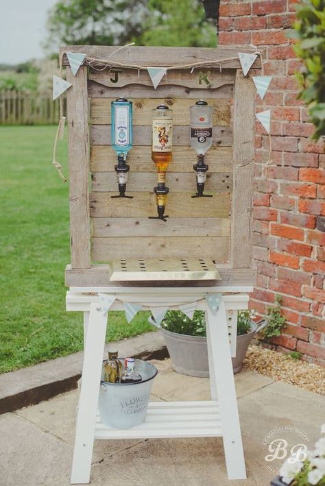 Ideas Casamiento, Cheap Backyard Wedding, Barbecue Wedding, Wedding Drink Bar, Dorset Wedding, Homemade Bar, Outdoor Bars, Fest Temaer, Deco Champetre