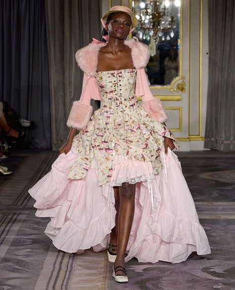 Selkie Fall 2023, Black And Pink Outfit, Pink Runway, Fairy Shoes, Runway Fashion Couture, Runway Outfits, Look Retro, Claudia Schiffer, Fairy Fashion