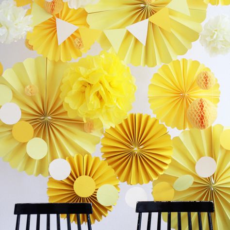 Design and Paper | we love handmade DIY | http://www.designandpaper.com Photobooth Background, Yellow Party Decorations, Diy Fotokabine, Yellow Birthday Parties, Yellow Birthday, Yellow Party, Baby Shower Yellow, Sunshine Birthday, Yellow Theme