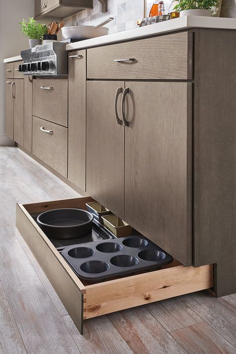 Kitchen organization ideas Organiser Cucina, Model Dapur, Hidden Drawer, Desain Pantry, Kabinet Dapur, Diy Kitchen Storage, Tidy Kitchen, Kitchen Storage Solutions, Kitchen Cabinet Organization