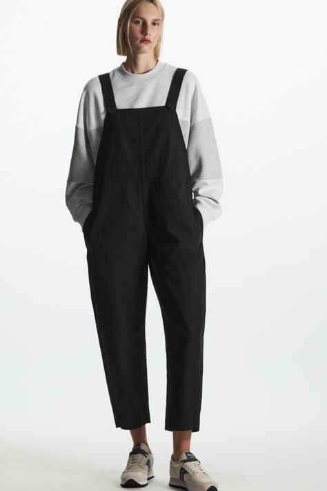 BARREL-LEG DUNGAREES - Black - COS Dungree Outfit, Black Dungarees Outfit, How To Wear Dungarees, Dungaree Outfit, Black Dungarees, Scandi Fashion, Black Jumpsuits, Practical Style, Jumper Outfit