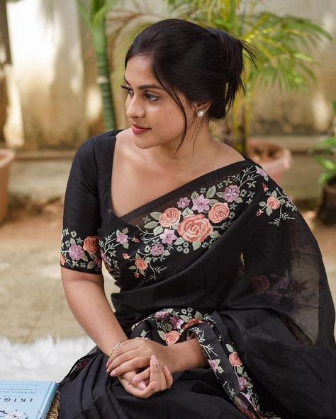 Cotton Blouse Pattern, Front Blouse Designs, Black Saree Blouse, Floral Blouse Designs, Black Sari, Long Blouse Designs, Blouse Designs High Neck, Latest Bridal Blouse Designs, Cotton Saree Blouse Designs