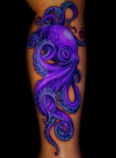 The skin dark the tattoo bright, nice Kurt Tattoo, Meaning Full Tattoos, Purple Tattoos, Octopus Tattoo Design, Full Tattoo, Octopus Tattoos, Tattoo Trend, Muster Tattoos, Geniale Tattoos