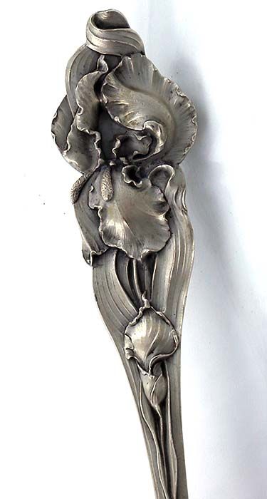 Stieff art nouveau sterling serving spoon with irises Art Nouveau Metalwork, Sterling Silver Flatware Pattern, Wax Jewelry, Fleurs Art Nouveau, Nouveau Tattoo, Flatware Patterns, Silverplate Flatware, Sterling Silver Flatware, Tea Spoon