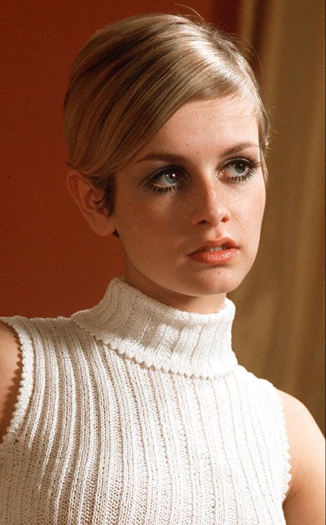 Twiggy Lawson, Twiggy 60s, Twiggy Makeup, Twiggy Fashion, 60s Girl, 1960s Hair, 60s Hair, 1960 Fashion, Carnaby Street