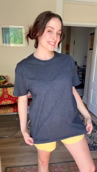 Today, I’m going to show you one way of turning a plain old t-shirt into a super-trendy fashion garment. You don’t even need a sewing machine for this easy upcycle. Easy Upcycle, Dress Alterations, Old T Shirts, Shirt Dress Casual, Tee Outfit, Plain Tshirt, Clothing Care, Blouse Outfit, Cute Skirts