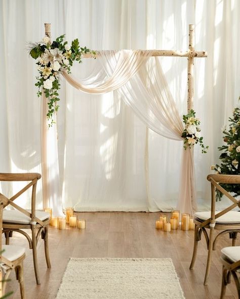 Ling's Moment | Artificial Floral & Wedding Decor on Instagram: "With the holidays around the corner, it's the perfect time to plan a Champagne Christmas wedding. Bright, festive and modern, it's the most romantic time of the year ✨ #lingsmoment #lingsbrides #champagnechristmas #holidaywedding #festivewedding #modernwedding #romantictimeoftheyear #weddingplanning #weddingideas #weddinginspiration #weddingseason #holidaylove #weddingmagic #weddinggoals #weddingstyle #weddingdetails" Table Flower Decor, Champagne Decor, Sweetheart Table Flowers, Christmas Gala, Large Arrangement, Champagne Christmas, Flower Swag, Head Table Decor, Traditional Holiday Decor