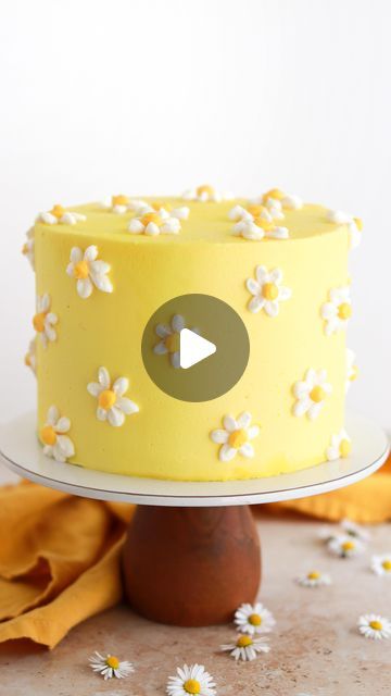 Frosting Daisies, Easy Floral Cake Design, Blue Daisy Cake, Daisy Cake Birthday, Buttercream Daisies, Yellow Cake Design, Simple Flower Cake, Daisy Birthday Cake, Spring Cake Designs