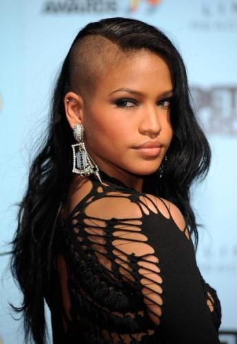 Cassie Ventura sidecut hair Cassie Hair, Half Shaved Head, Shaved Head Designs, Half Shaved Hair, Shaved Side Hairstyles, Half Shaved, Trendy Girl, Great Hairstyles, Shaved Head